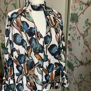 Bebe XS Floral Flowy Top, Low cut neck/back, Button choker details